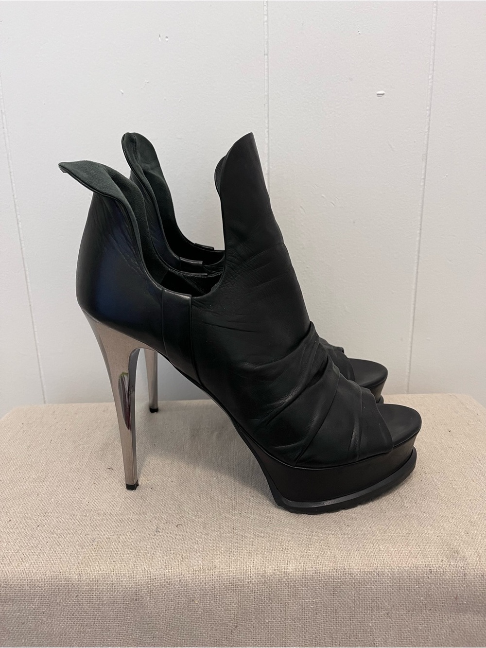 Vera Wang Lavender Peep Toe Stiletto Heels - Picture 2 of 9